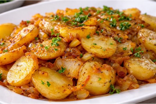 Selské brambory se slaninou a česnekem: Poctivý oběd z jednoho pekáčku