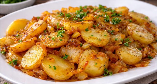 Selské brambory se slaninou, cibulí a česnekem – poctivý pečený oběd z jednoho pekáče Selské brambory se slaninou, cibulí a česnekem – poctivý pečený oběd z jednoho pekáče