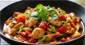 Kuřecí směs ve sladké chilli omáčce: Křupavá zelenina a maso jako z Asie Kuřecí stir-fry se zeleninou: rychlá asijská večeře plná chuti