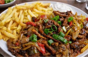 Vepřová směs z kýty se zeleninou a žampiony – domácí čína s pikantní omáčkou