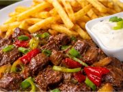 Lahodná vepřová směs se zeleninou: Křehké maso a křupavá příloha Lahodná vepřová směs se zeleninou: Křehké maso a křupavá příloha