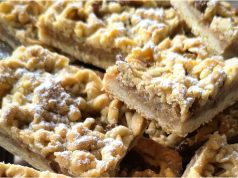 Zapomeňte na suchý štrúdl: Strouhaný jablíčkový koláč s jogurtem, který zůstane vláčný i tři dny