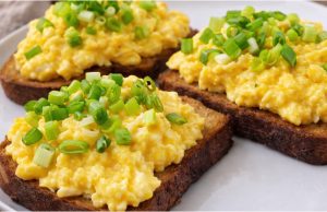 Poctivé Šumavské topinky s vajíčkem, po kterých se jen zapráší