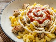 Luxusní těstovinový salát s kuřecím masem a pikantním chilli dipem