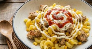 Těstovinový salát s kuřecím masem a pikantním dipem – teplý i studený