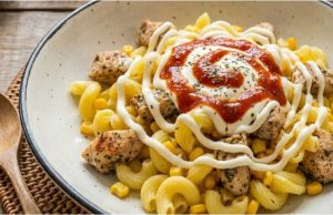 Těstovinový salát s kuřecím masem a pikantním dipem – teplý i studený