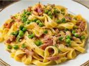 Těstoviny se zakysanou smetanou a slaninou: Bleskový oběd za 15 minut Krémové těstoviny se zakysanou smetanou, slaninou a cherry rajčaty – rychlá večeře do 15 minut