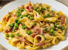 Těstoviny se zakysanou smetanou a slaninou: Bleskový oběd za 15 minut Krémové těstoviny se zakysanou smetanou, slaninou a cherry rajčaty – rychlá večeře do 15 minut