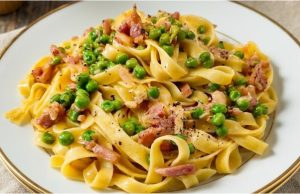 Těstoviny se zakysanou smetanou a slaninou: Bleskový oběd za 15 minut Krémové těstoviny se zakysanou smetanou, slaninou a cherry rajčaty – rychlá večeře do 15 minut