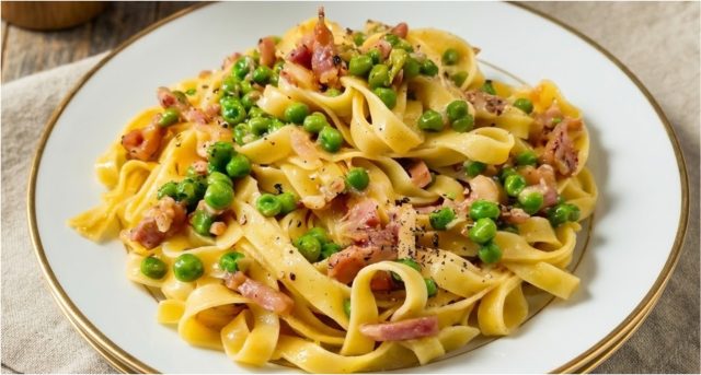 Krémové těstoviny se zakysanou smetanou, slaninou a cherry rajčaty – rychlá večeře do 15 minut Krémové těstoviny se zakysanou smetanou, slaninou a cherry rajčaty – rychlá večeře do 15 minut