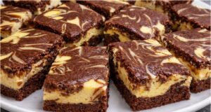 Blesková hrnková buchta s tvarohem: Zapomeňte na váhu, stačí vám jeden hrnek a pár minut času Hrnkový kakaový koláč s tvarohem – vláčný řez bez vážení