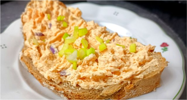 Tvarůžková pomazánka s Lučinou a uzenou paprikou