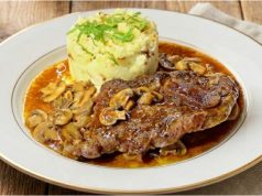 Vepřová krkovice na žampionech a šťouchané brambory Šťavnatá krkovice na žampionech se špekem, rozmarýnem a demi-glace