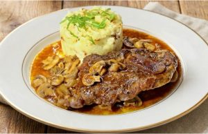 Šťavnatá krkovice na žampionech se špekem, rozmarýnem a demi-glace