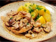 Luxusní vepřové kotlety na houbách s bramborem Kotlety na houbách se smetanou – poctivý český oběd, který nikdy nezklame