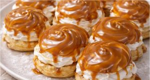 Domácí větrníky s karamelovým krémem: Cukrářská klasika, kterou zvládnete i vy Domácí větrníky s karamelovou polevou a poctivým krémem