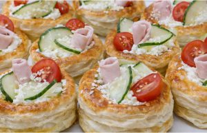 Zapomeňte na klasické chlebíčky: Věžičky z listového těsta, které zmizí ze stolu dřív, než je stihnete vyfotit Slané věžičky z listového těsta – rychlé luxusní jednohubky pro návštěvu