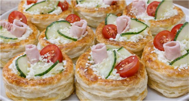 Slané věžičky z listového těsta – rychlé luxusní jednohubky pro návštěvu Slané věžičky z listového těsta – rychlé luxusní jednohubky pro návštěvu