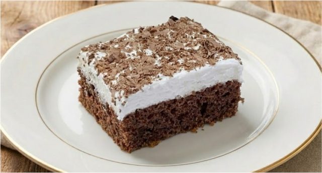 Smetanové řezy s kakaovým piškotem – vláčný dezert na plech ke kávě Smetanové řezy s kakaovým piškotem – vláčný dezert na plech ke kávě