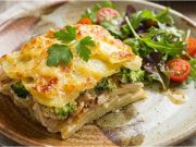 Zapečené brambory s kuřecím masem, brokolicí a syrečky – poctivý oběd z jednoho pekáčku