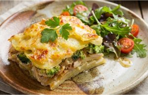 Zapečené brambory s kuřecím masem, brokolicí a syrečky – poctivý oběd z jednoho pekáčku