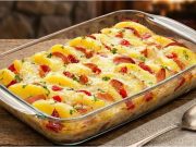 Zapečené bramborové knedlíky se zelím, klobásou a sýrovou omáčkou – poctivý oběd z jednoho pekáčku