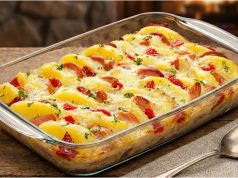 Zapečené bramborové knedlíky se zelím, klobásou a sýrovou omáčkou – poctivý oběd z jednoho pekáčku