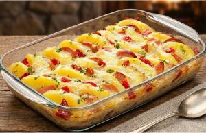 Zapečené bramborové knedlíky se zelím, klobásou a sýrovou omáčkou – poctivý oběd z jednoho pekáčku