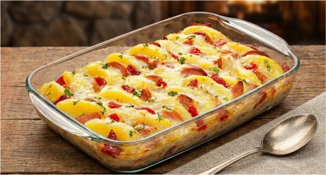 Zapečené bramborové knedlíky se zelím, klobásou a sýrovou omáčkou – poctivý oběd z jednoho pekáčku