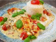 Zapečené kuře s mozzarellou a bazalkou: Italská romance v jednom pekáčku Kuře v bazalkovo-smetanové omáčce s mozzarellou – šťavnaté zapečené kuřecí s rajčátky