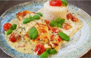 Kuře v bazalkovo-smetanové omáčce s mozzarellou – šťavnaté zapečené kuřecí s rajčátky