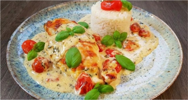 Kuře v bazalkovo-smetanové omáčce s mozzarellou – šťavnaté zapečené kuřecí s rajčátky Kuře v bazalkovo-smetanové omáčce s mozzarellou – šťavnaté zapečené kuřecí s rajčátky