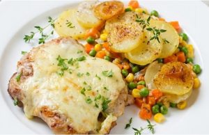 Kuřecí stehenní řízky s uzeným sýrem a smetanové brambory z jednoho pekáče