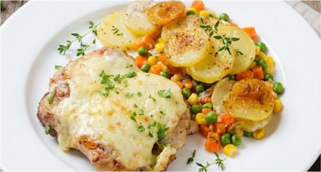 Kuřecí stehenní řízky s uzeným sýrem a smetanové brambory z jednoho pekáče