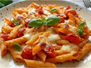 Zapečené rigatoni s mozzarellou a cherry rajčátky Krémové zapečené těstoviny s rajčaty a mozzarellou – rychlá večeře z trouby