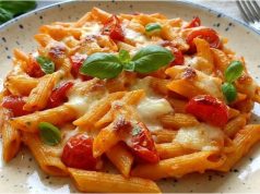 Krémové zapečené těstoviny s rajčaty a mozzarellou – rychlá večeře z trouby