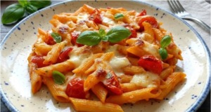 Zapečené rigatoni s mozzarellou a cherry rajčátky Krémové zapečené těstoviny s rajčaty a mozzarellou – rychlá večeře z trouby