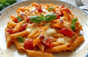 Zapečené rigatoni s mozzarellou a cherry rajčátky Krémové zapečené těstoviny s rajčaty a mozzarellou – rychlá večeře z trouby