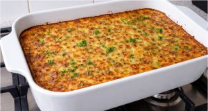 Zapomeňte na mastnou pánev: Zapečený bramborák z trouby je křupavý a úplně bez drhnutí