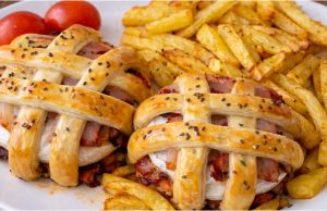 Zapečený hermelín v listovém těstě se slaninou: Sýrové nebe s domácími hranolkami Zapečený Hermelín v listovém těstě se slaninou a domácími hranolkami