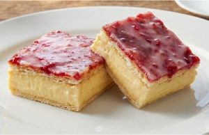 Rychlé žloutkové řezy z listového těsta: Recept na nadýchaný vanilkový krém, co drží tvar