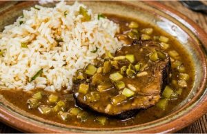 Poctivé hovězí po znojemsku: Tradiční recept, který nikdy nezklame Znojemská hovězí pečeně – poctivá klasika s okurkami, která nikdy nezklame