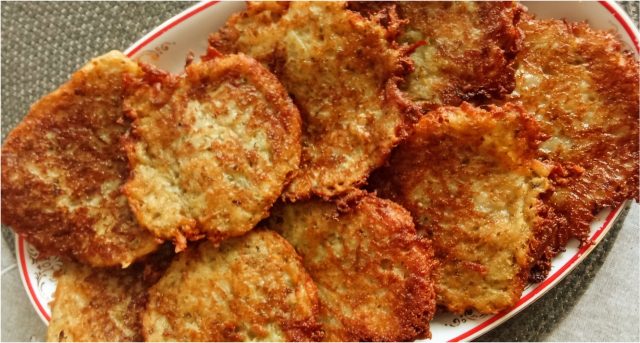 Jihočeská cmunda s uzeným: Tajný trik s horkým mlékem, díky kterému je dokonale křupavá