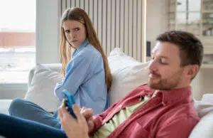 Na mateřské se ze mě stala chudinka, co prosí o peníze: A za každou korunu mě nutí zaplatit