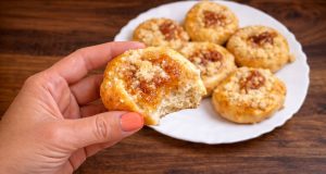 Domácí tvarohové koláčky s marmeládou: Nadýchaná pecka, která se nemusí hodiny kynout Rychlé domácí koláčky s tvarohem, marmeládou a drobenkou bez dlouhého kynutí