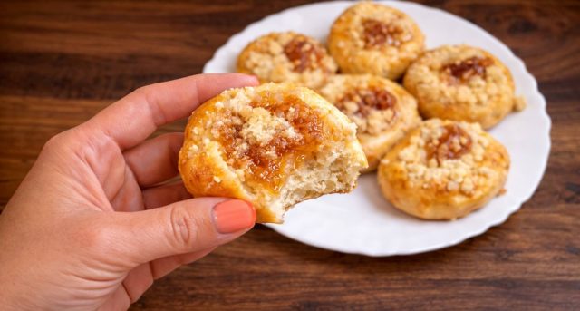 Rychlé domácí koláčky s tvarohem, marmeládou a drobenkou bez dlouhého kynutí