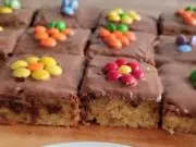 Velikonoční stracciatella buchta: Veselé pečení s kousky čokolády Velikonoční stracciatella buchta na talíři.