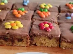 Velikonoční stracciatella buchta: Veselé pečení s kousky čokolády Velikonoční stracciatella buchta na talíři.