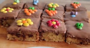 Velikonoční stracciatella buchta: Veselé pečení s kousky čokolády Velikonoční stracciatella buchta na talíři.