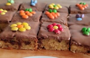 Velikonoční stracciatella buchta: Veselé pečení s kousky čokolády Velikonoční stracciatella buchta na talíři.